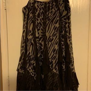 Flowing skirt with dark inserts